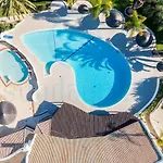 Apartman - Sleep 5 - Pool - Free Wi-fi - Air Con *