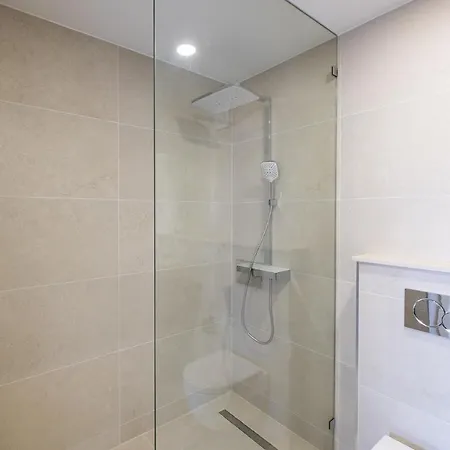 Apartmán - Sleep 5 - Pool - Free Wi-fi - Air Con *