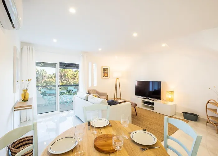 - Sleep 5 - Pool - Free Wi-fi - Air Con