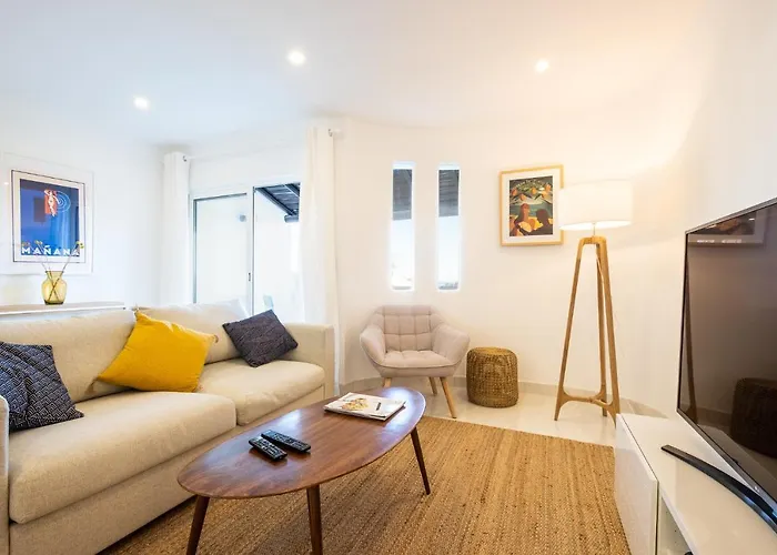 Апартаменти - Sleep 5 - Pool - Free Wi-fi - Air Con