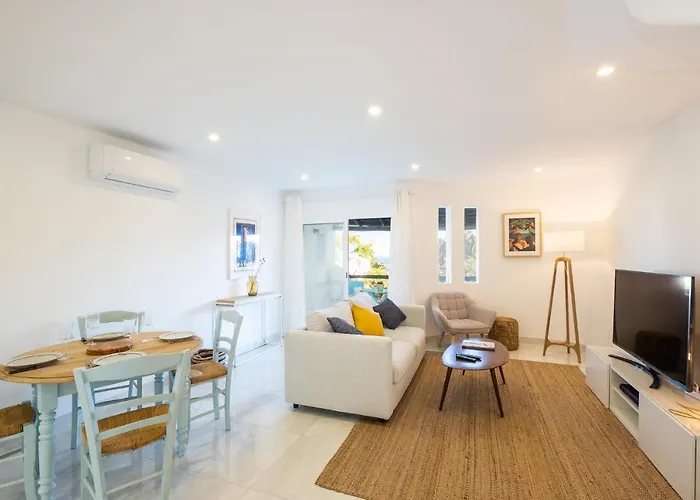 - Sleep 5 - Pool - Free Wi-fi - Air Con