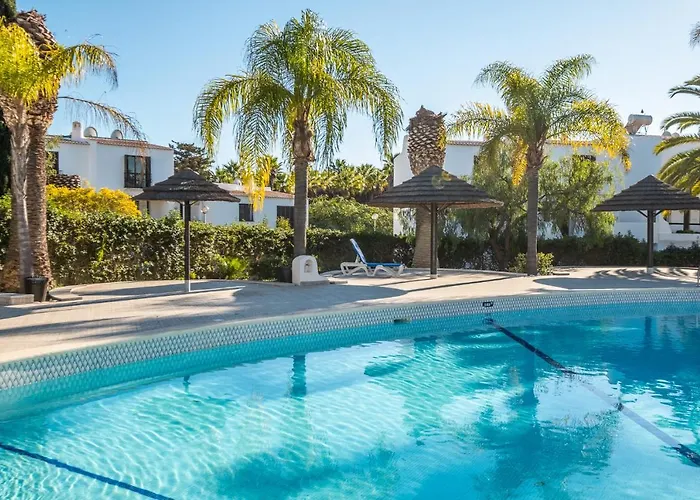 - Sleep 5 - Pool - Free Wi-fi - Air Con Апартаменти Албуфейра