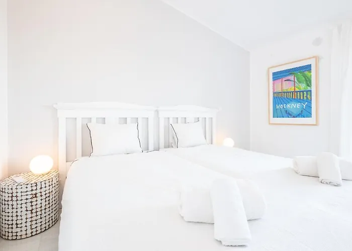 Апартаменти - Sleep 5 - Pool - Free Wi-fi - Air Con *