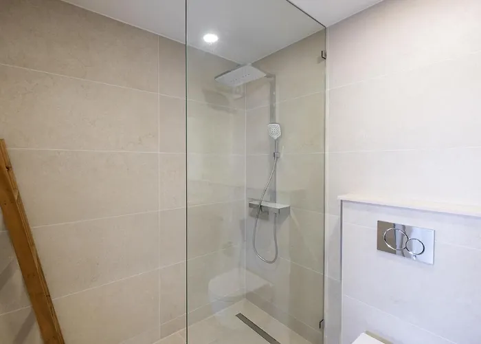 Апартаменти - Sleep 5 - Pool - Free Wi-fi - Air Con *