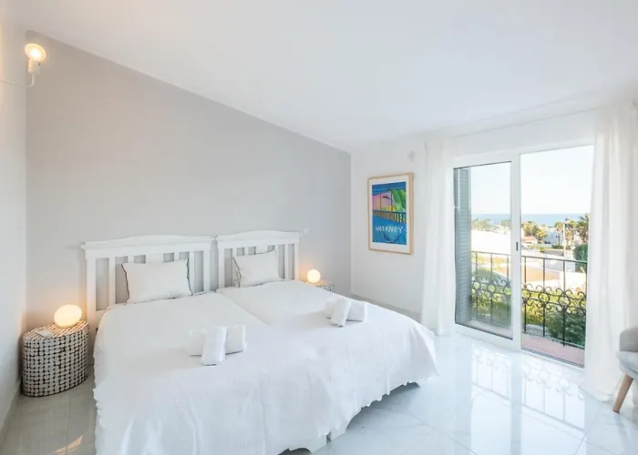 Апартаменти - Sleep 5 - Pool - Free Wi-fi - Air Con *