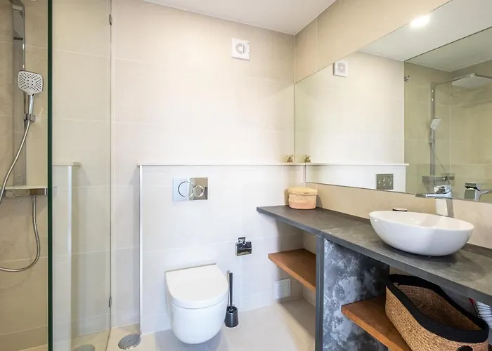 - Sleep 5 - Pool - Free Wi-fi - Air Con *