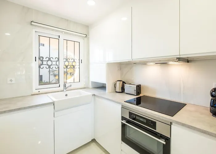 - Sleep 5 - Pool - Free Wi-fi - Air Con