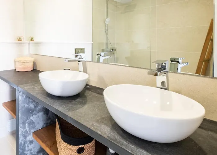 - Sleep 5 - Pool - Free Wi-fi - Air Con Апартаменти *