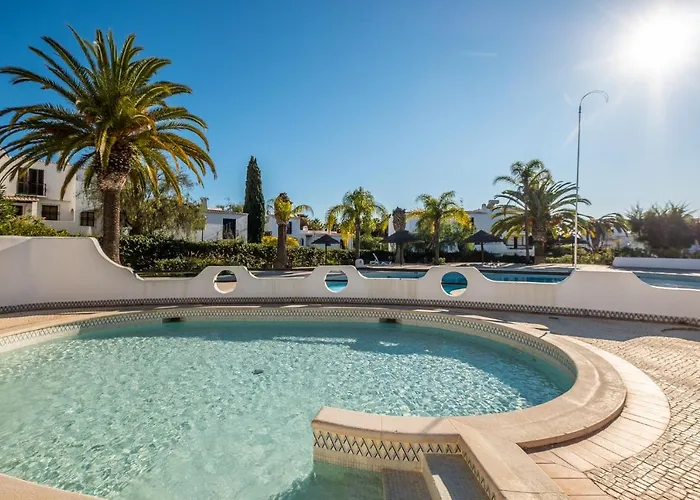 - Sleep 5 - Pool - Free Wi-fi - Air Con Апартаменти *