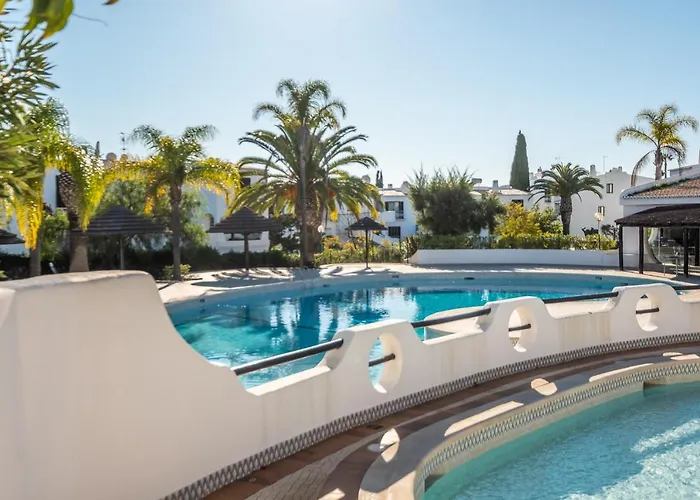 Апартаменти - Sleep 5 - Pool - Free Wi-fi - Air Con *