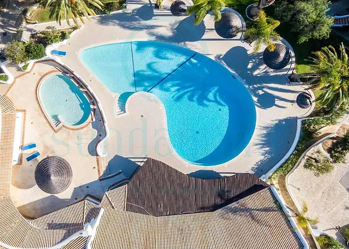 Апартаменти - Sleep 5 - Pool - Free Wi-fi - Air Con *