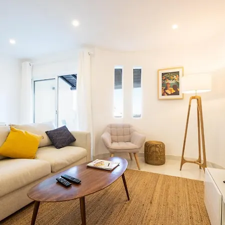 Apartment - Sleep 5 - Pool - Free Wi-fi - Air Con