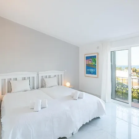 Apartment - Sleep 5 - Pool - Free Wi-fi - Air Con *