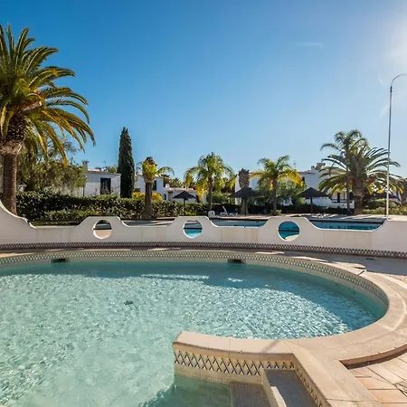 - Sleep 5 - Pool - Free Wi-fi - Air Con Apartment *