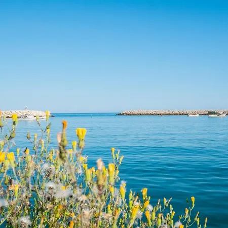 - Sleep 5 - Pool - Free Wi-fi - Air Con Apartment