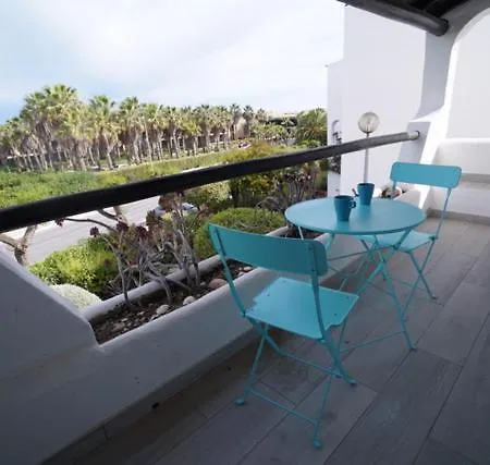 - Sleep 5 - Pool - Free Wi-fi - Air Con Apartment