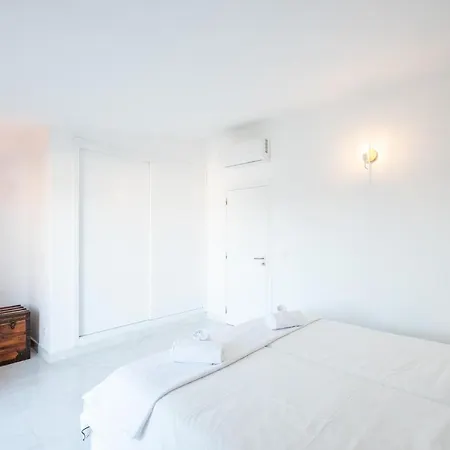 - Sleep 5 - Pool - Free Wi-fi - Air Con